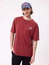 Gorro tipo dad hat de la marca Rusty, color azul con efecto gastado, visera curva y la palabra "RUSTY" bordada en relieve en el frente con letras rojas delineadas en blanco.