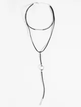 Gargantilla de cordón negro con dije de barra horizontal plateada, dije de aro plateado y terminales plateadas.