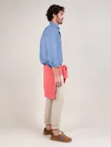 Camisa lisa de hombre confeccionada en algodón, tintada en prenda con acabado vintage. Presenta corte regular fit, cuello buttondown, cierre frontal de botones, manga larga con puño simple y logo bordado en el pecho.