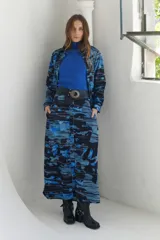 Falda midi con estampado geométrico difuso en tonos azul y marrón.