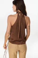 Top negro de satén cortado al sesgo, con escote halter abullonado y lazo en el cuello.