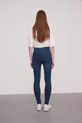Pantalon jean de corte super skinny y tiro alto, con acabado lavado en tono gris.