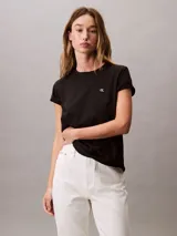 Remera de algodón regenerativo con cuello redondo y manga corta. Presenta un diseño clásico de corte regular con el logo de Calvin Klein bordado en pequeño en el pecho.