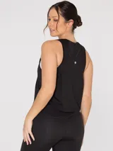 Musculosa deportiva negra de tela suave y fresca, con malla en la espalda para mayor ventilación. Ideal para entrenamientos.