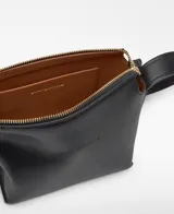 Bolso bandolera pequeño negro de piel sintética con compartimento único y cierre de cremallera. Cuenta con bolsillo interior, correa larga ajustable con hebilla metálica y logotipo grabado.