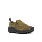 Mocasines slip-on Merrell Jungle Moc para hombre, confeccionados en gamuza color verde militar con suela gruesa de goma negra. Cuentan con elásticos laterales para facilitar el calce y presilla trasera.