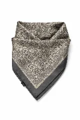 Pañuelo cuadrado con estampado paisley en tonos gris y beige, con borde liso en color gris oscuro.