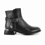 Bota corta negra de cuero sintético con detalle de hebilla y aplique metálico en el lateral.