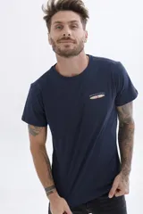 Remera azul marino de manga corta con pequeño estampado en el pecho.