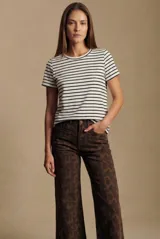 Remera de algodón peinado con diseño de rayas horizontales negras sobre fondo blanco, cuello redondo y mangas cortas, con un calce ajustado al cuerpo.