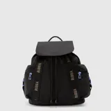 Mochila Bubba modelo Mila, color negro con detalles en lila. Confeccionada en nylon, cuenta con cierre de solapa, cordón ajustable, bolsillos laterales con cierre y correas con el logo de la marca estampado.