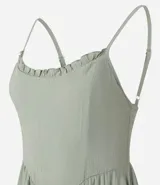 Enterito corto de viscosa color verde oliva, con breteles finos, escote con detalle de volados y corte entallado en la cintura con falda acampanada.