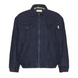 Campera de denim azul oscuro con cierre frontal, cuello clásico, dos bolsillos con solapa en el pecho y bolsillos laterales.