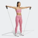 Bralette deportivo Adidas Hyperglam color rosado, con tirantes finos ajustables y banda elástica inferior con logo.