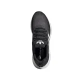Championes adidas Swift Run de diseño urbano, confeccionados en tejido knit transpirable de color negro con las icónicas tres bandas laterales en blanco. Presentan una suela de espuma blanca con diseño esculpido y refuerzo en el talón.