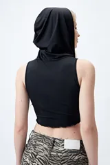 Top cropped negro con capucha, escote cruzado y calce ceñido.