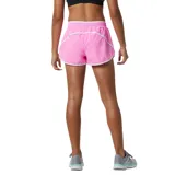 Short deportivo New Balance Accelerate 2.5 Inch para mujer, color rosa con ribete blanco y logo reflectivo.
