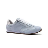 Championes deportivos celestes de gamuza con detalles en blanco y suela marrón.