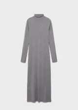 Vestido midi de punto fino con diseño entallado y evasé, cuello perkins y manga larga.