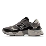 Championes New Balance modelo 9060 U9060ERA, diseño de estilo futurista con combinación de tonos negro y gris, confeccionados con malla transpirable y superposiciones de gamuza, entresuela esculpida de doble densidad y el característico logotipo "N" en los laterales.
