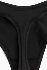 Colaless de microfibra negra, de tiro bajo con cintura en V y refuerzo interior.