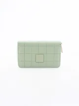 Billetera pequeña color verde con diseño acolchado a cuadros y cierre con cremallera dorada.