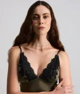 Conjunto de lencería compuesto por un soutien tipo bralette y una bombacha a juego. El soutien presenta un diseño de top con copas desmontables, confeccionado en microfibra color verde oliva con detalles de encaje negro en los bordes. La bombacha sigue la misma estética, combinando la microfibra verde con aplicaciones de encaje negro.
