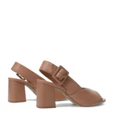 Sandalias de cuero color tostado con punta abierta, taco block y tira trasera ajustable con hebilla cuadrada grande.