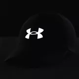 Gorra deportiva Under Armour Shadow Run negra con logo blanco bordado en el frente.
