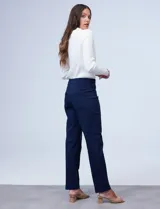 Pantalón largo color beige, de gabardina elastizada, marca Ruby Rd. Delantera con bolsillos simulados y trasera con bolsillos aplicados.