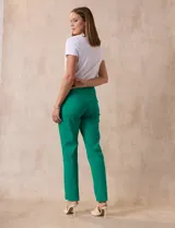Pantalón celeste en gabardina elastizada marca Zac & Rachel. Pretina ancha con faja interna modeladora. Largo de pierna con costura frontal pespunteada. Trasera con bolsillos ojal simulados.