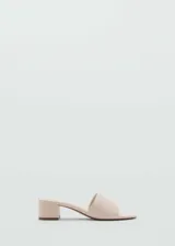 Sandalia de tacón bloque color beige, con diseño de tira ancha en el empeine, puntera cuadrada y estilo destalonado.