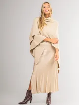 Ruana color beige de tejido liviano con destellos de mini lentejuelas.