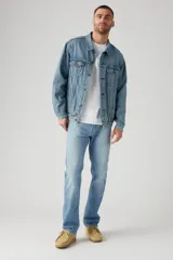 Pantalón de jean de hombre, corte recto, color celeste claro, con bolsillos delanteros y traseros.