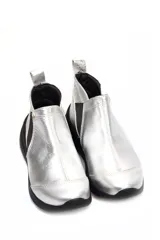 Zapato deportivo sin cordones con estampado de leopardo y elásticos laterales.