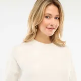 Sweater de punto color blanco con cuello redondo, mangas largas y detalle de flores bordadas tono sobre tono en la parte superior.