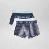 Pack de tres bóxers de algodón con cintura elástica con la inscripción "Cool Vibes". Uno es liso azul marino, otro a rayas horizontales celeste y blanco, y el tercero a rayas horizontales azul marino y blanco.