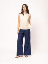 Top de lino color crema, sin mangas, con escote redondo y bordados florales.