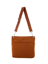 Bandolera color tostado con diseño funcional, cuenta con bolsillo frontal y compartimento principal con cierre metálico. Incluye correa ajustable con logo de la marca y herrajes plateados.