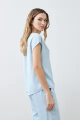 Blusa celeste de lyocell con escote en V y mangas cortas.
