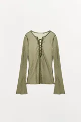 Camisa semitransparente color verde militar con tejido jacquard, escote en pico con cordones cruzados y lazada frontal, y mangas largas acampanadas.
