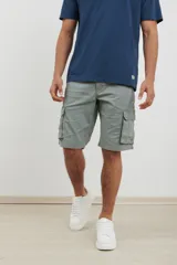 Bermuda cargo de color verde, con diseño funcional de seis bolsillos, incluyendo bolsillos laterales con solapa. Confeccionada en tejido de algodón con elastano para mayor comodidad.