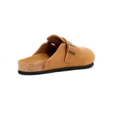 Zuecos Quiksilver modelo Arizona para hombre, confeccionados en cuero marrón con tira ajustable y hebilla metálica. Cuentan con base de corcho y suela de goma negra.