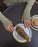 Anillo dorado con diseño irregular que simula un pétalo.