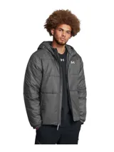Campera gris acolchada con capucha, cierre frontal y logo de Under Armour en el pecho.