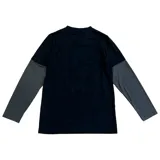 Remera de manga larga con diseño de doble capa, cuerpo negro con estampado gráfico de una calavera en motocicleta y mangas largas en color gris oscuro. Corte oversize.