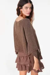 Blusa tejida marrón con hilo brillante Lurex, de corte holgado, mangas amplias y escote bote.