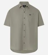 Camisa de corte relajado para hombre, confeccionada en una mezcla de cáñamo y algodón. Presenta cuello inglés, mangas cortas, cierre frontal con botones y un bolsillo de parche en el pecho con una pequeña etiqueta de la marca Ripping.