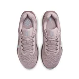 Championes de running Nike modelo Air Winflo 11, color negro con detalles en blanco. Presentan una parte superior de malla transpirable, logo lateral en contraste y entresuela con tecnología Air para mayor amortiguación.