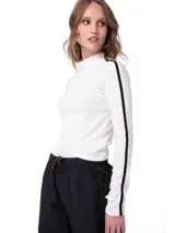 Remera de manga larga blanca con cuello alto, corte ceñido al cuerpo y franja vertical negra de contraste a lo largo de las mangas.
